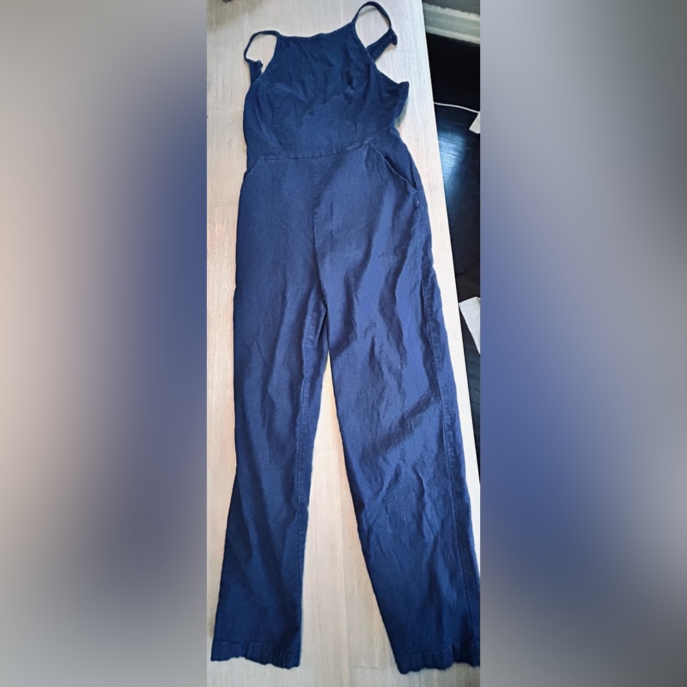 Light weight denim jumpsuit with key hole cut out in the back.